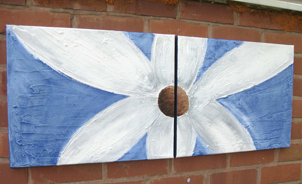 hand painting flower in blue on wall